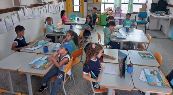 Crianças estudando na sala