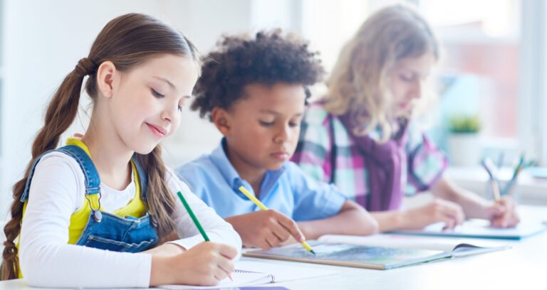 crianças estudando imagem de freepik
