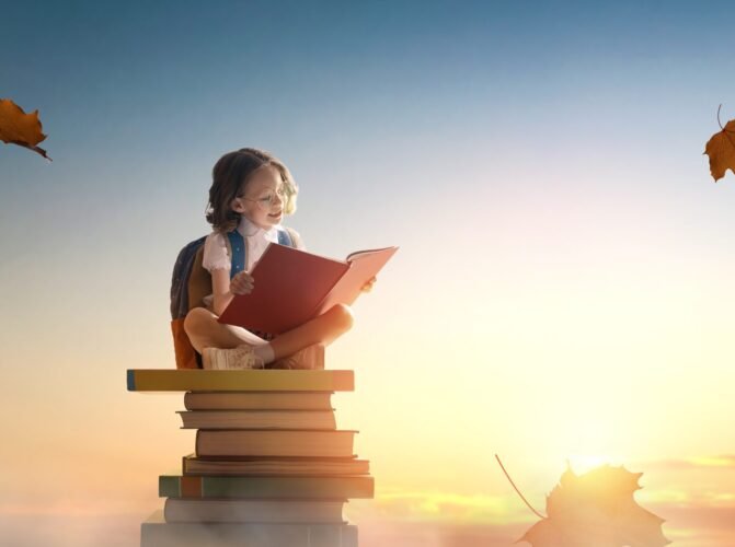 Criança lendo livro