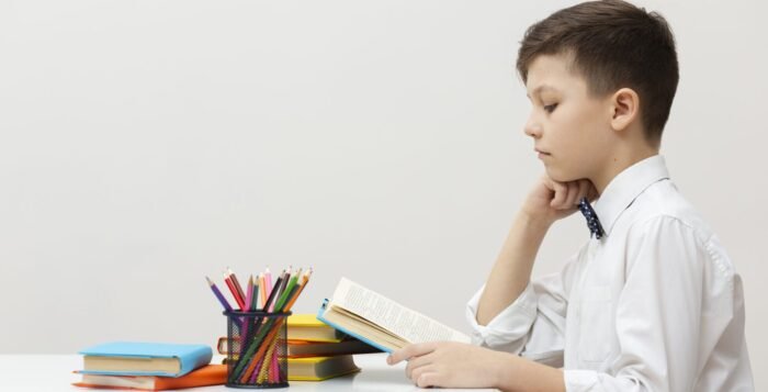 menino estudando